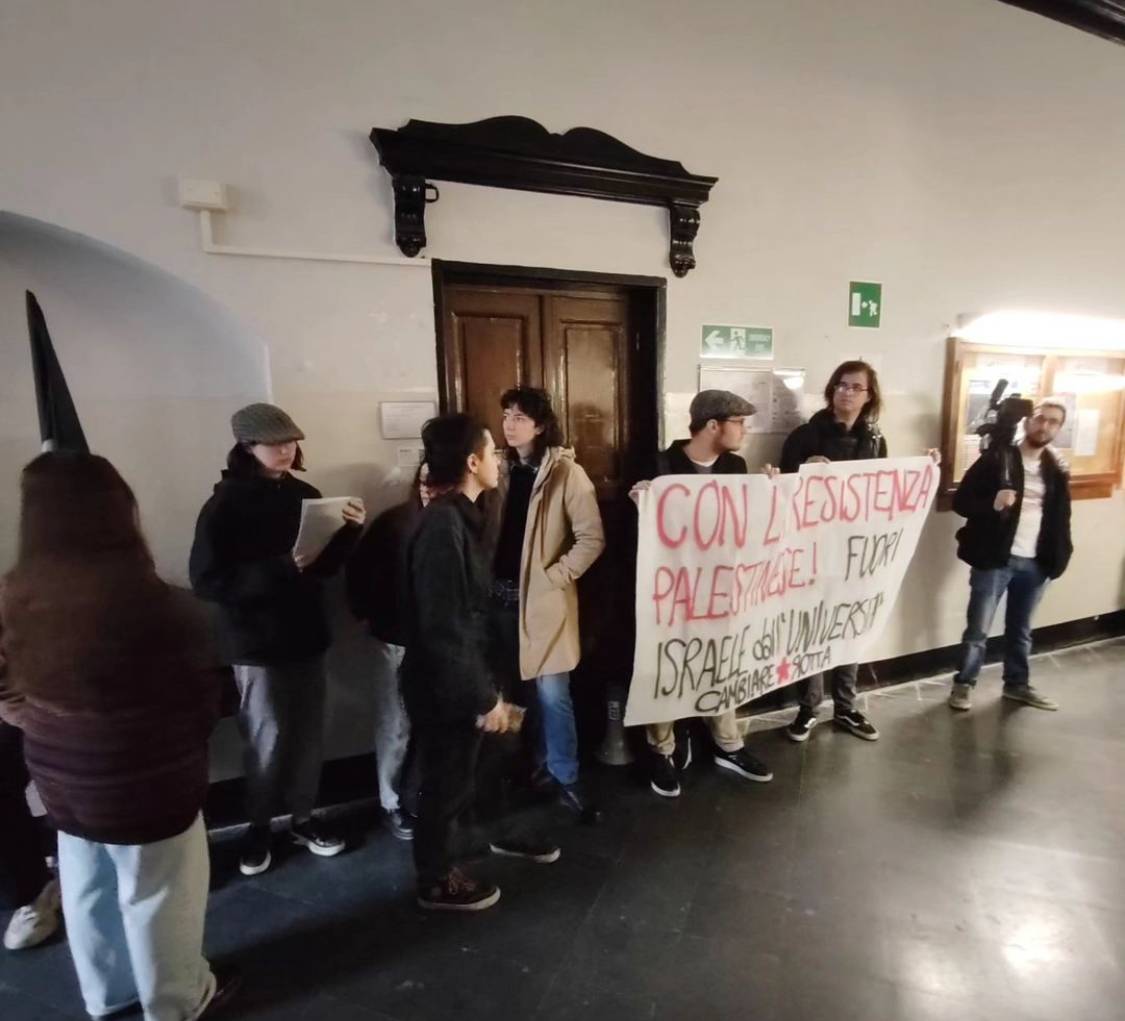 Tensioni pure all'università di Genova, il blitz dei collettivi: insulti e spintoni al rettore