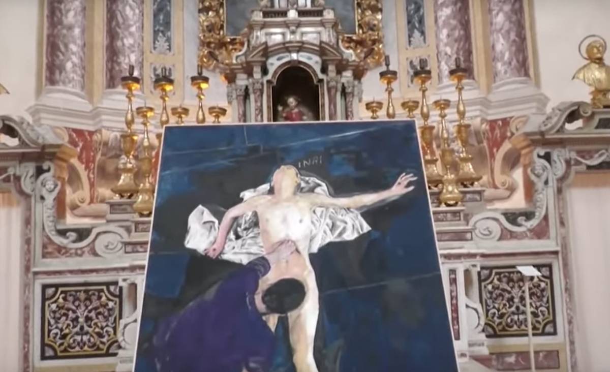 Entra in chiesa, danneggia un quadro e accoltella l'artista: caccia all'uomo a Carpi