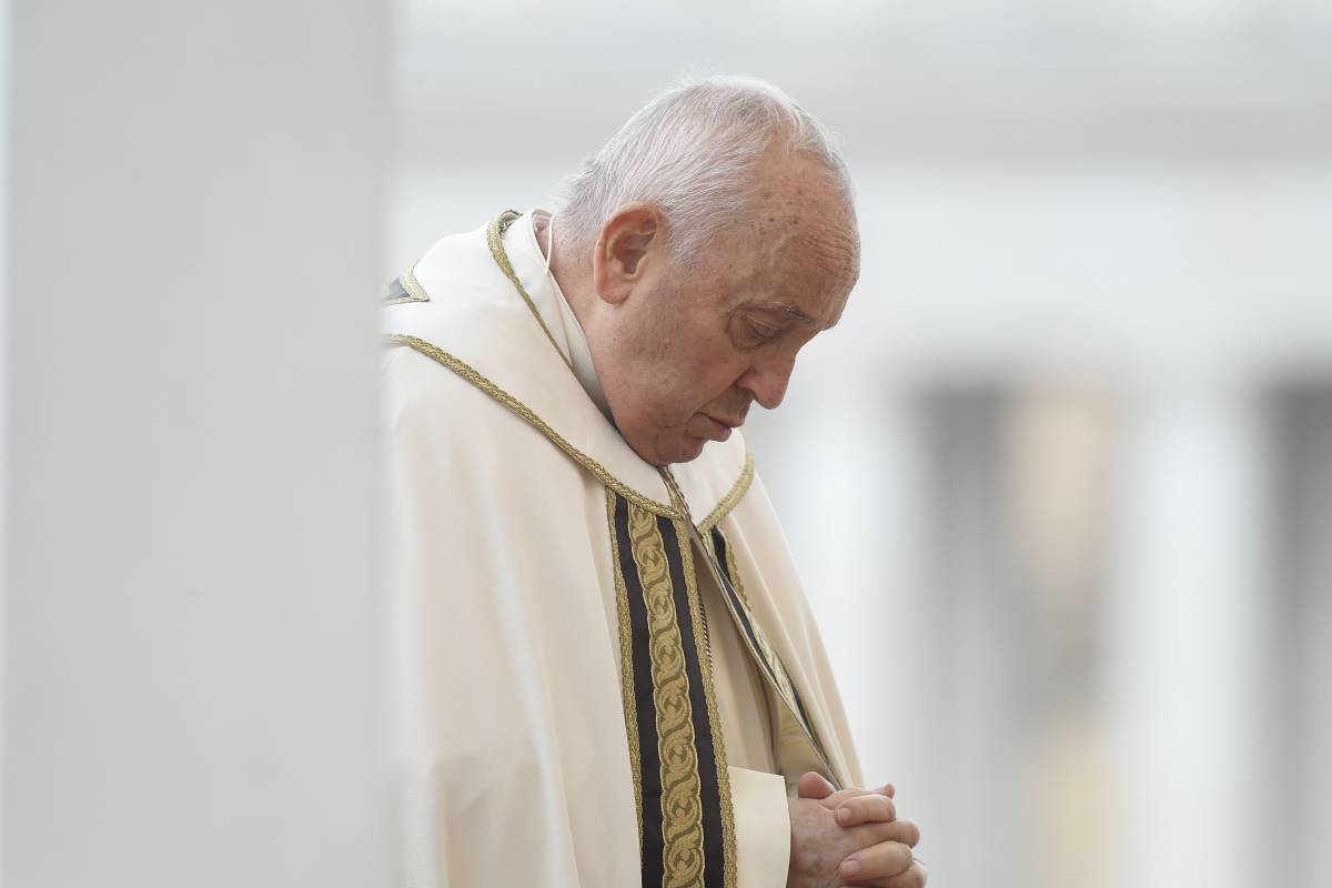 "Nella bara, niente catafalco". Papa Francesco prepara il suo funerale