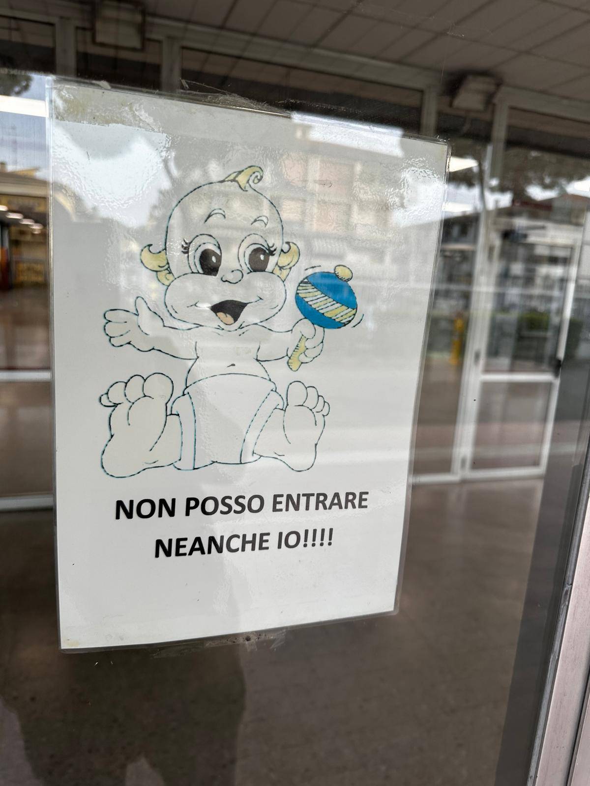 "Non posso entrare". La scuola vieta l'ingresso ai neonati: bufera a Firenze