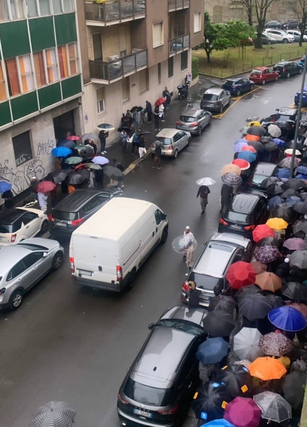 Ramadan, centinaia di fedeli nella moschea (abusiva) di Milano. "Subito l'esproprio"