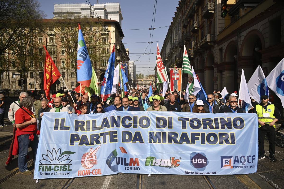 La piazza risponde a Elkann: migliaia a Torino contro le chiusure di Stellantis