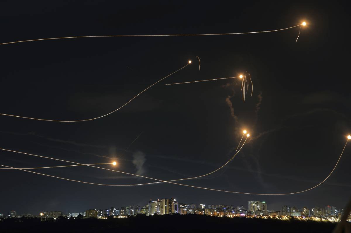 Centinaia di missili e droni dall'Iran, Israele: "Abbattuto il 99% degli attacchi". Biden: "Non sosteniamo il contrattacco"