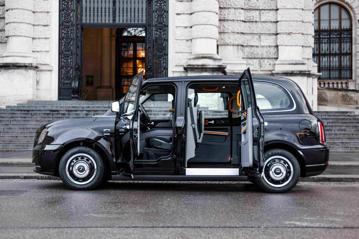 Koelliker protagonista alla Milano Design Week 2024 con l’iconico cab londinese
