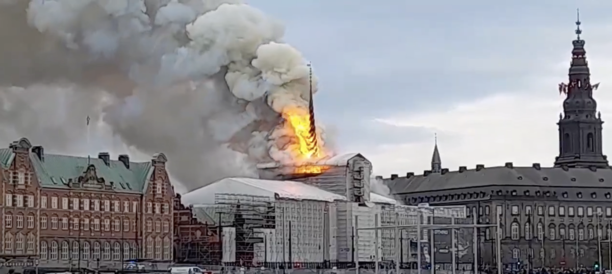 Danimarca, incendio alla vecchia Borsa di Copenhagen: "Come Notre Dame" | Il video