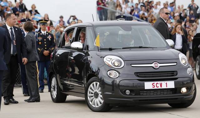 L’auto di Papa Francesco è all’asta. Ecco quanto costa la 500 L più ricercata del mondo 