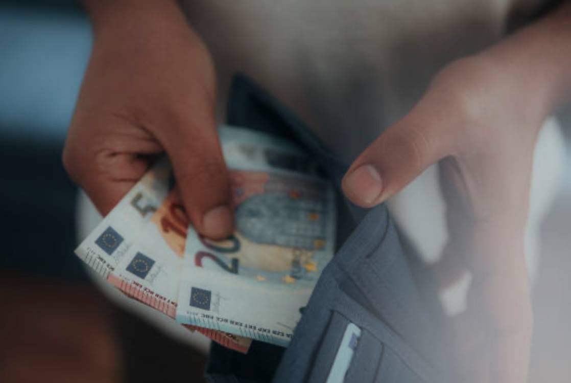 Pronto il bonus tredicesime fino a cento euro in più per famiglie con  redditi bassi - ilGiornale.it