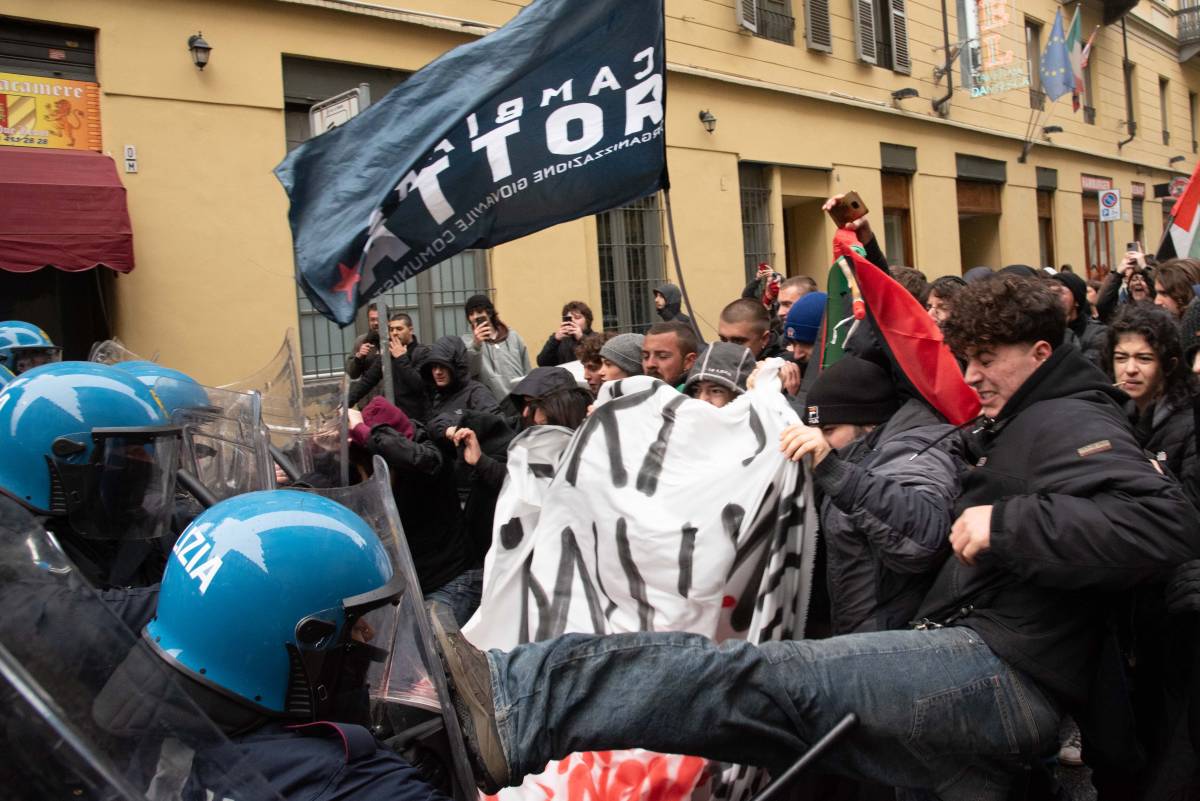 Furia antagonista a Torino: la guerriglia contro il governo | Video