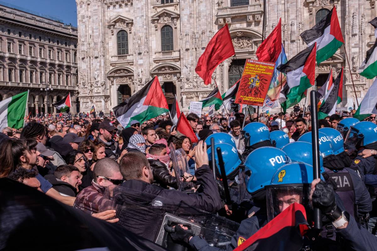 Piazza occupata, blitz anti-sionisti. Un ferito e dieci fermati a Milano