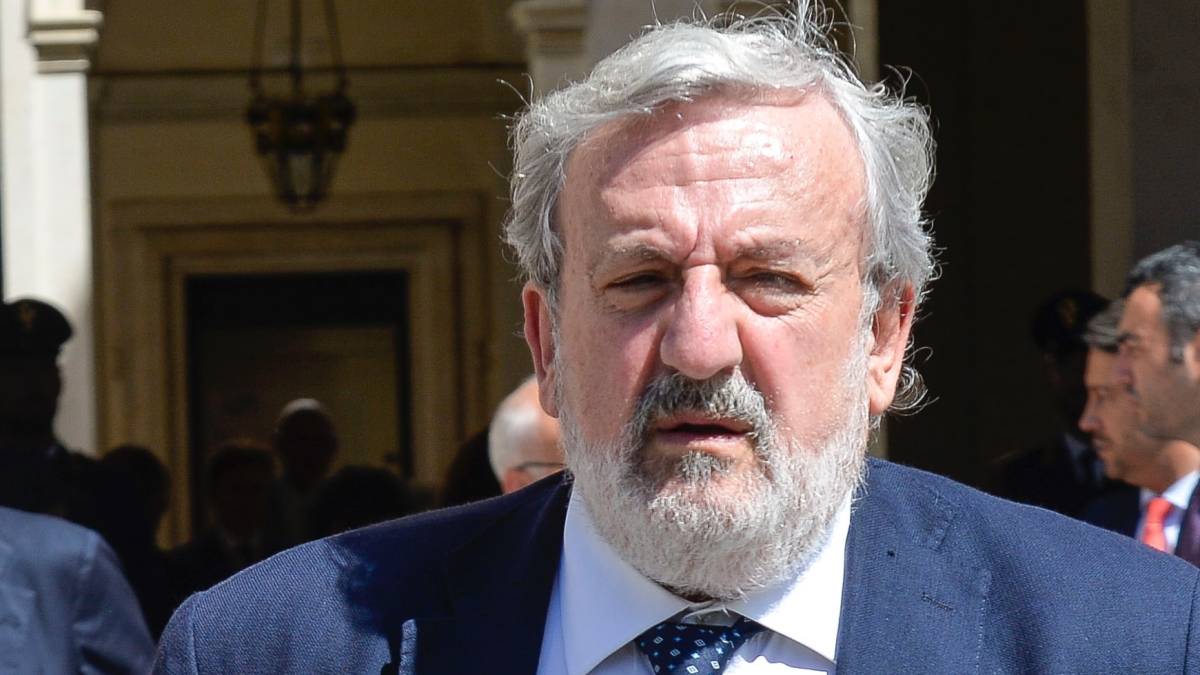 https://img.ilgcdn.com/sites/default/files/styles/xl/public/foto/2024/04/29/1714392340-michele-emiliano.jpg?_=1714392340