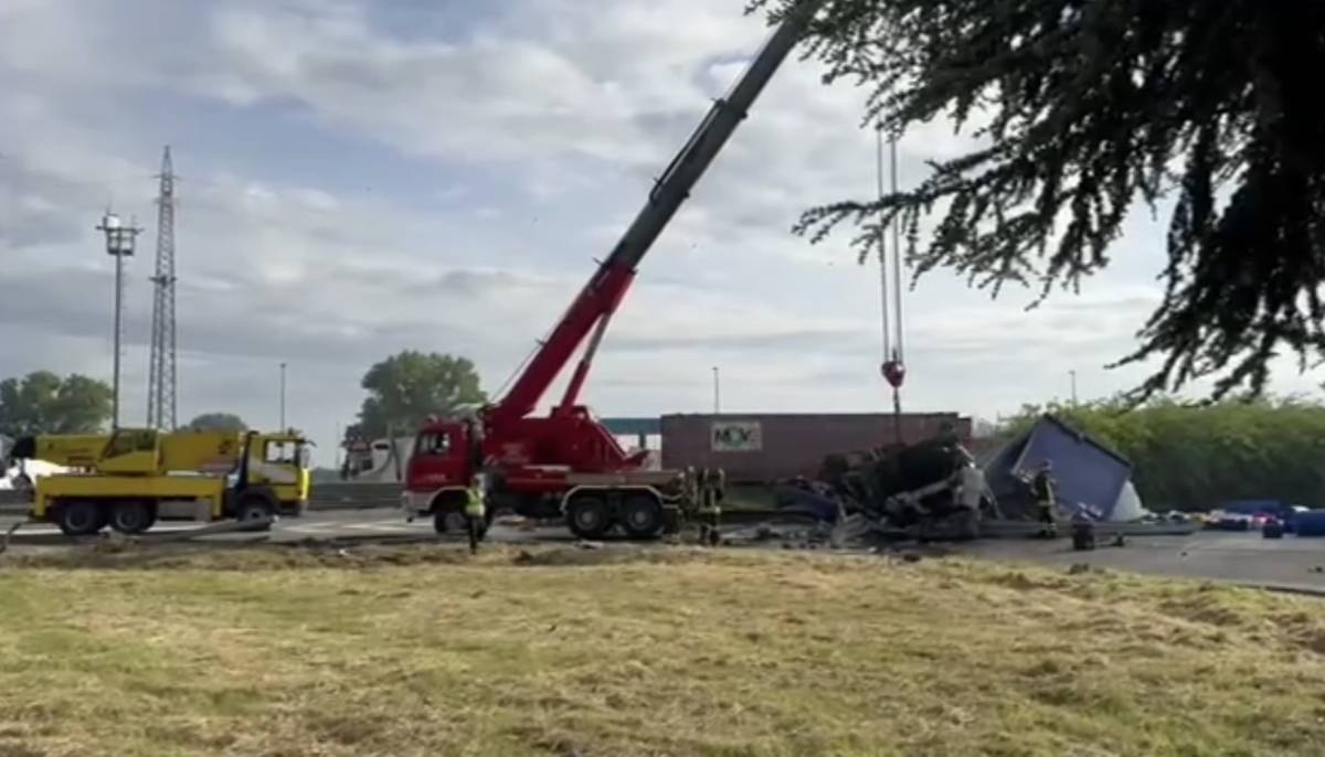 Piacenza, camion carico di acido travolge vettura in autogrill: un morto, 7  intossicati - il Giornale