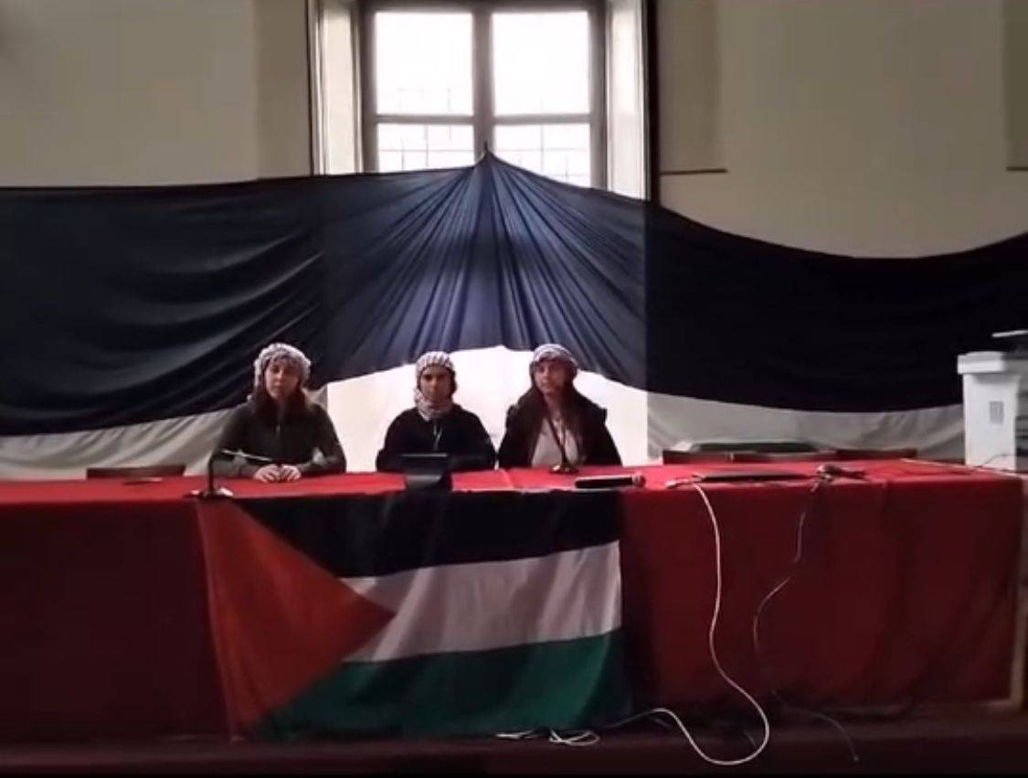 Kefiah, bandiera e proclama: il video dal rettorato occupato “imita” l'Isis