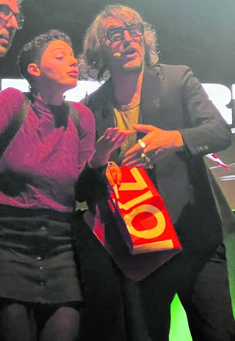 "Il mio spettacolo a teatro interrotto dalle ambientaliste. Mi ha salvato il generale..."