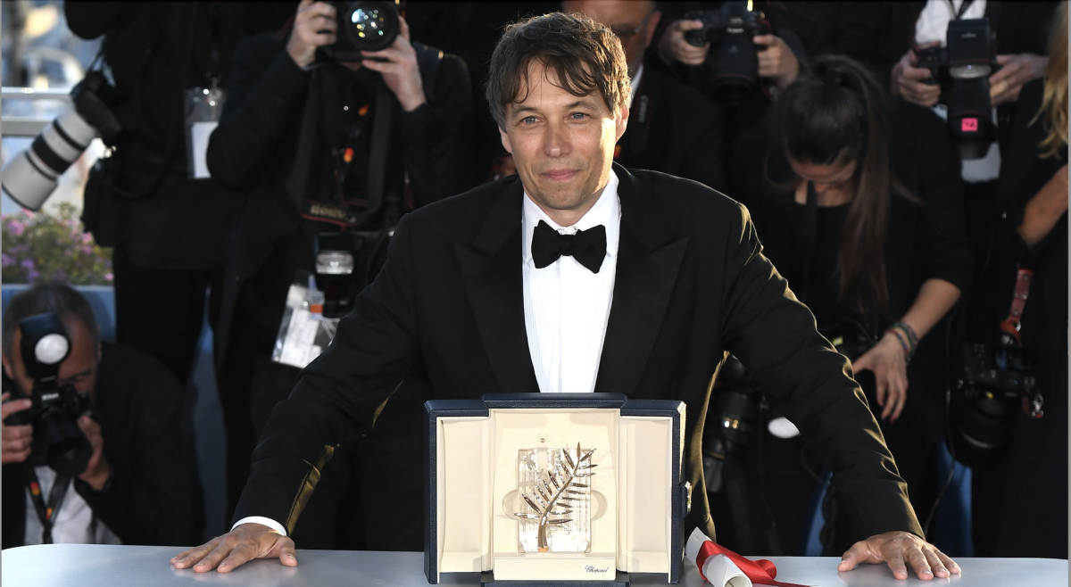 Sean Baker regista del film 'Anorà è il vincitore della Palma d'Oro della 77a mostra del cinema di Cannes