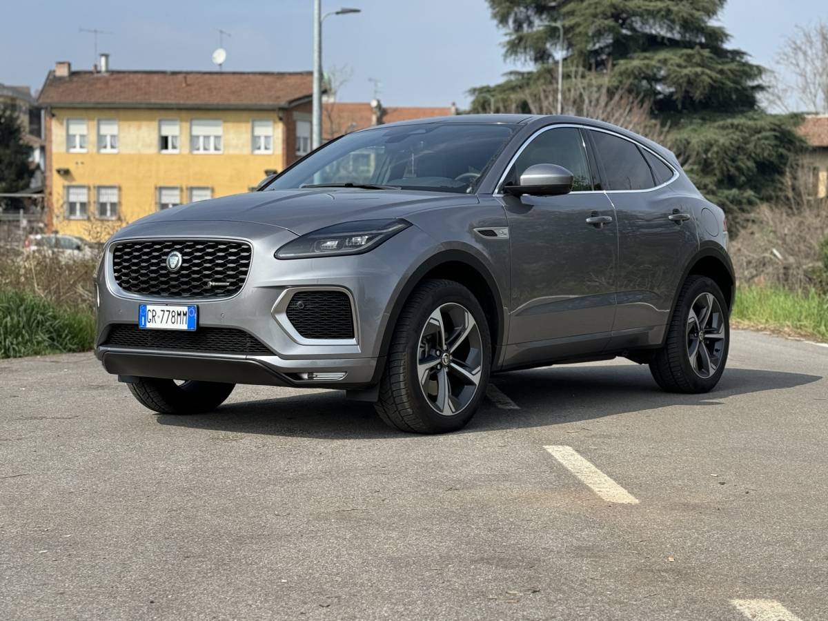 Jaguar E-Pace P300e AWD: ibrida plug-in confortevole e grintosa, con finiture premium