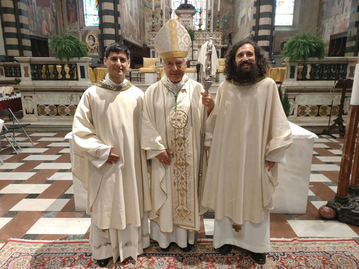L'ex-chitarrista Giulio Vannucci (il primo da dx) insieme al vescovo di Prato e all'ex-carabiniere Michele Di Stefano
