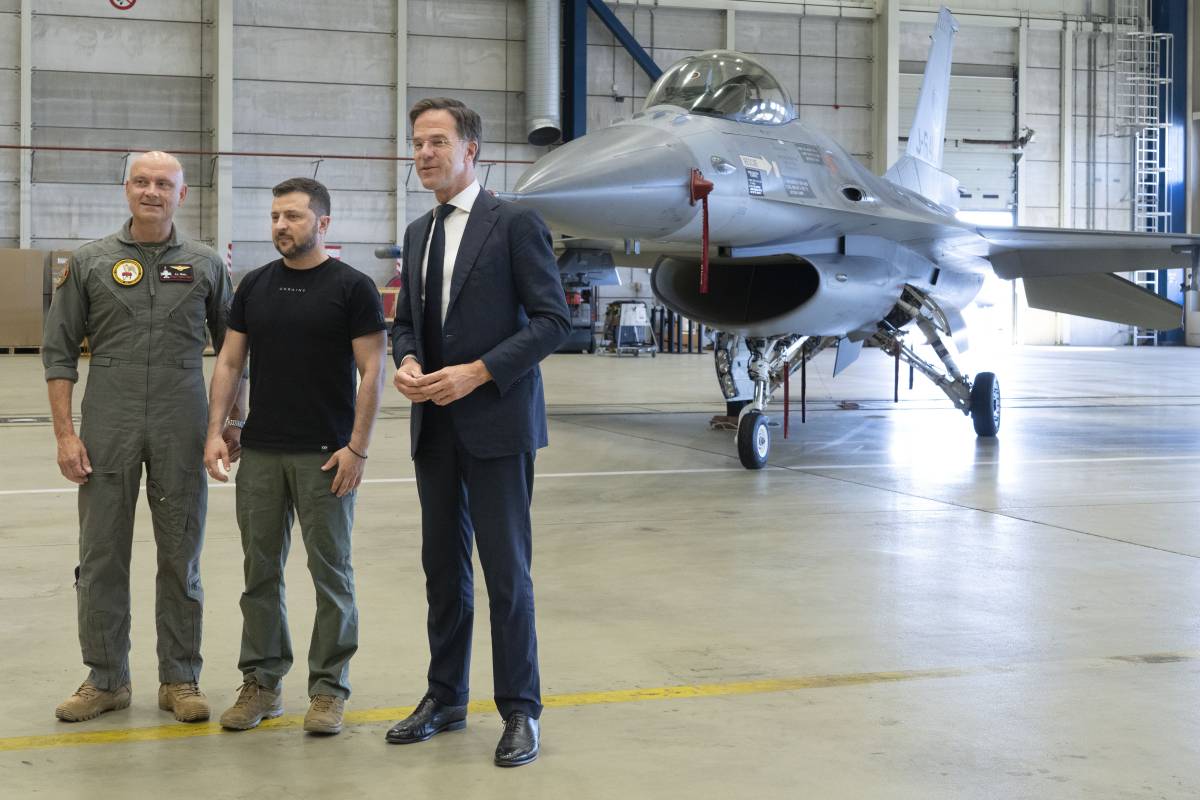 Kiev pronta a muovere gli F-16: la mossa che mette le basi Nato nel mirino di Putin 