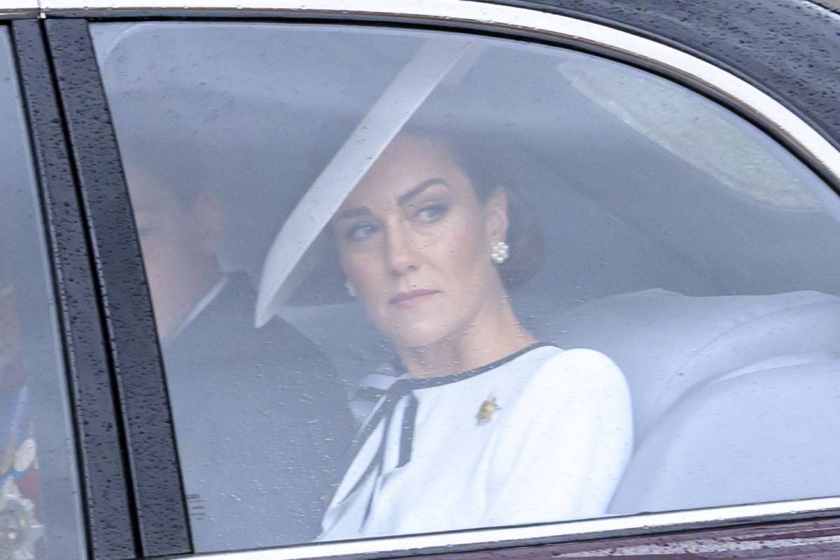 La spilla e gli orecchini: i significati nascosti dell’outfit di Kate al Trooping The Colour 
