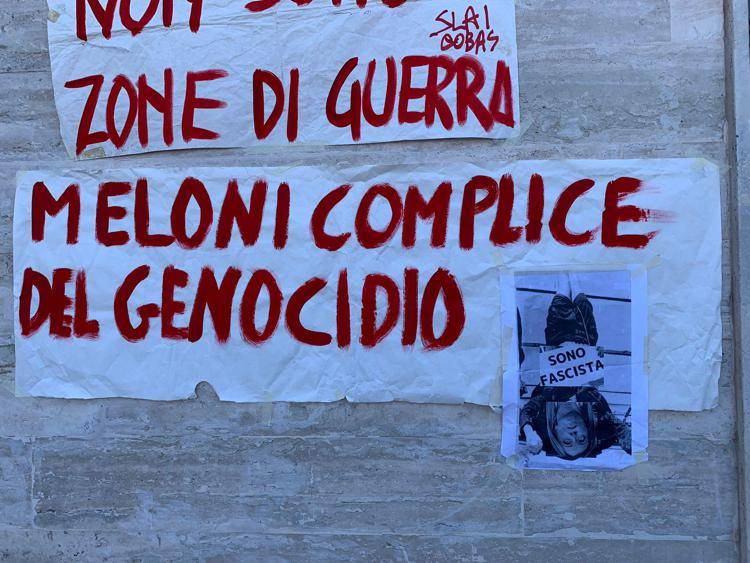 Meloni "fascista" e messa a testa in giù: gli insulti dei "No G7" alla premier