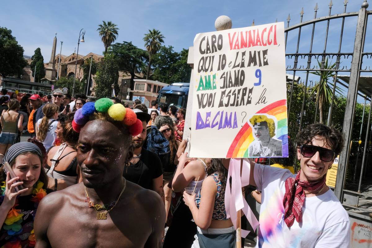 "Io e Meloni insultati. Per me una medaglia d'oro". La denuncia di Gasparri dopo il Pride di Roma