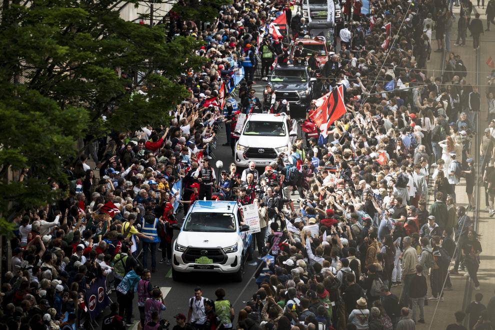 Le Mans 2024, i tifosi invadono la città per salutare i piloti 