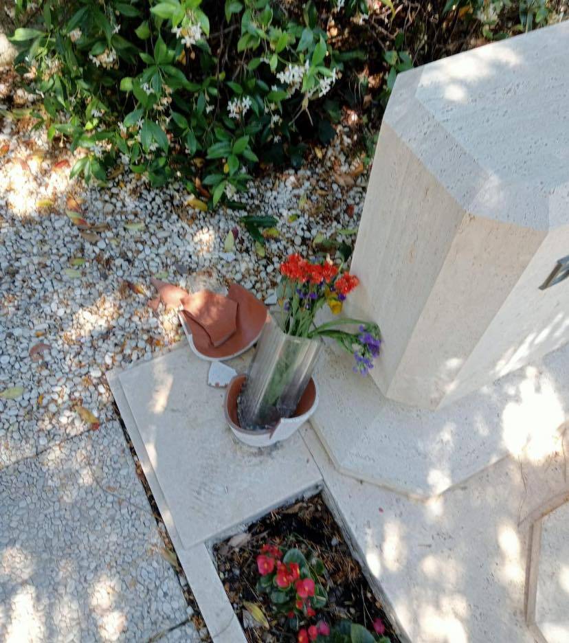 Profanata di nuovo la tomba di Berlinguer. La famiglia: "Azione vigliacca"