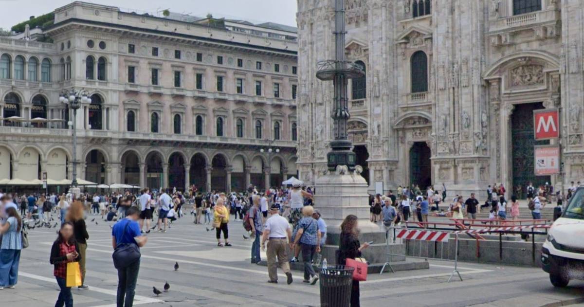 Milano, vandali di nuovo in azione: imbrattati con lo spray i marmi di piazza Duomo