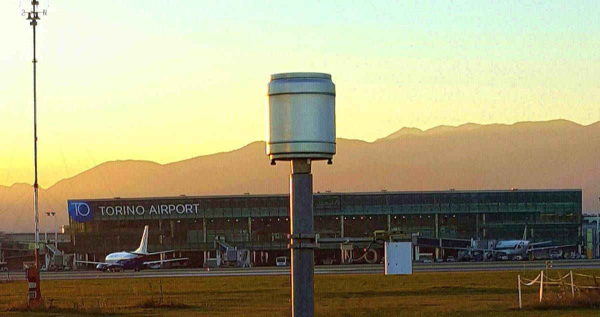 Scende dall'aereo per amore. E il volo per Madrid parte in ritardo di un'ora