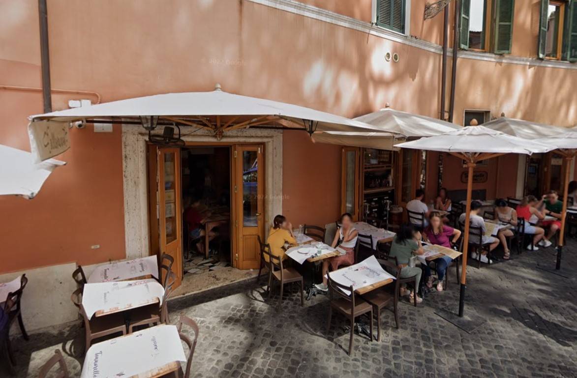 Auto piomba sui tavolini di un ristorante, terrore a Trastevere: bimba di 5 anni ferita