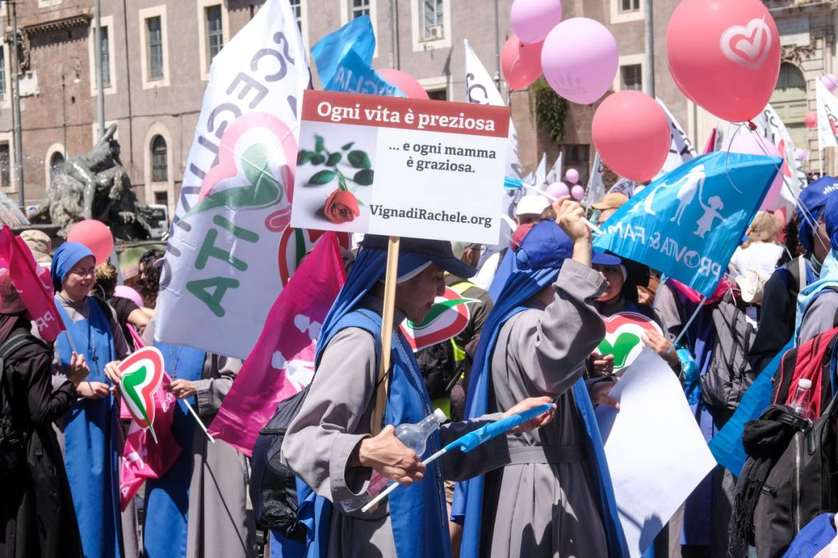 La marcia per la Vita, in trentamila a Roma. "Più aiuti alle famiglie"