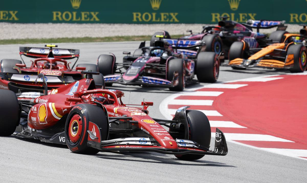 F1, Leclerc furioso contro il compagno Sainz. Cosa è successo in casa Ferrari