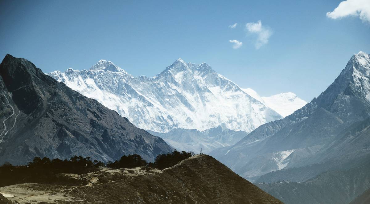 L'Everest si scioglie e parte la cordata per i cadaveri