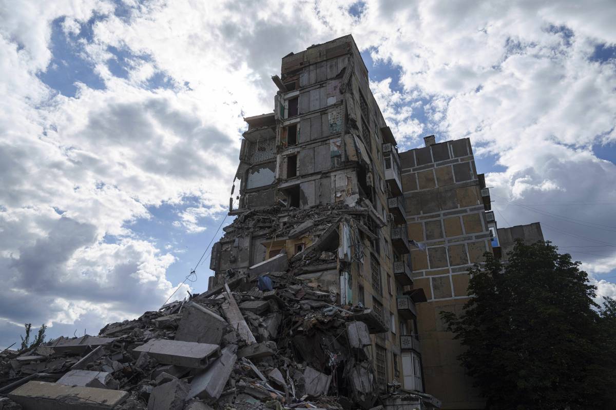 Dnipro e Donetsk, altri raid contro i civili. E Putin: "Produrremo nuovi missili"