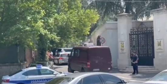 Belgrado, fondamentalista islamico attacca l'ambasciata di Israele con la balestra. "È terrorismo"