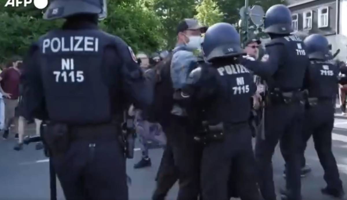 Germania, marcia contro l’Afd: è scontro al congresso dell’estrema destra, due agenti feriti