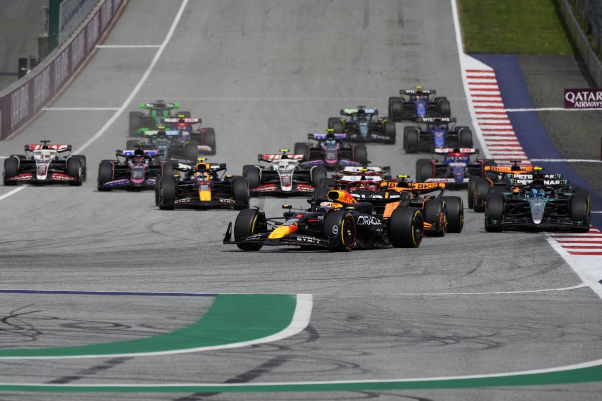 F1, caos in Austria: Verstappen fa fuori Norris, vince Russell. Sainz 3°, Leclerc solo 11°