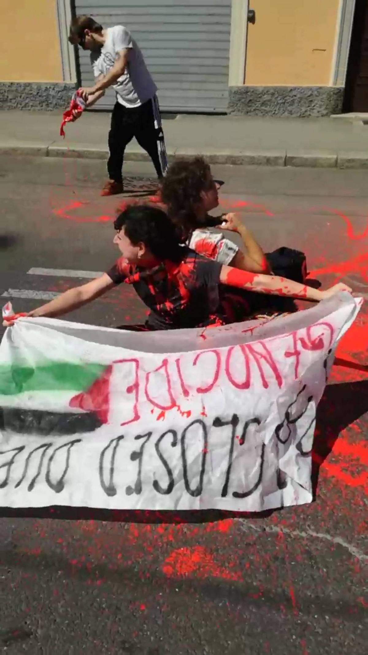 "Vernice rossa e bandiere pro Palestina". Occupata strada a Bologna durante il Tour de France