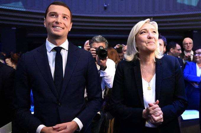 Francia, Le Pen davanti a tutti. E Macron invoca il blocco democratico