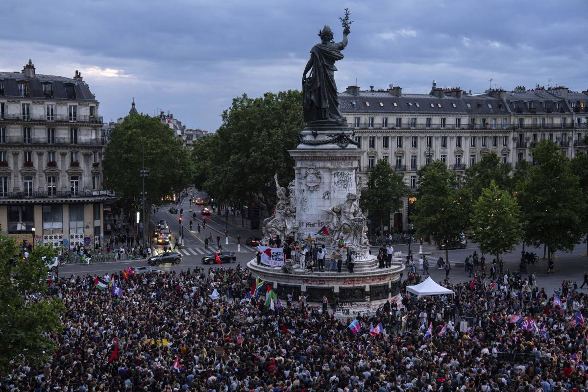 Parigi, migliaia di manifestanti in piazza contro il Rassemblement National