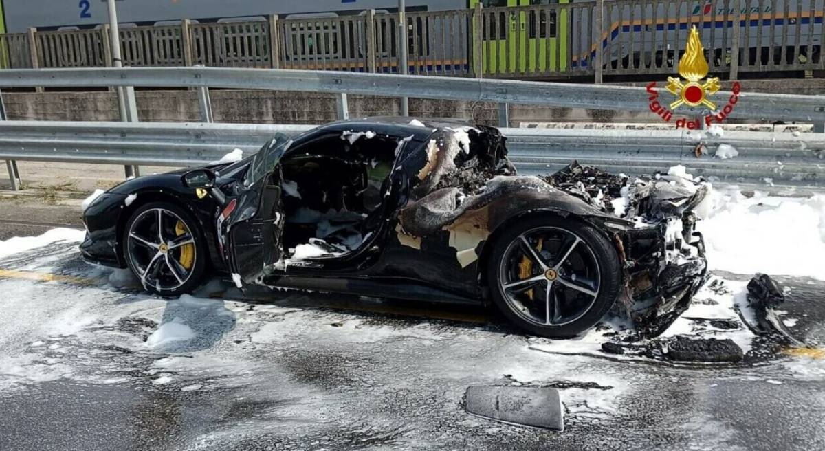 Paura in tangenziale: un incendio improvviso distrugge la Ferrari da 320mila euro