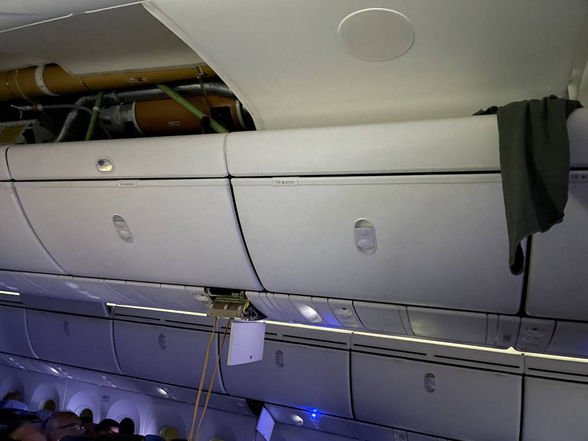 Terrore a bordo dell'aereo diretto in Uruguay. Fortissima turbolenza, 30 feriti