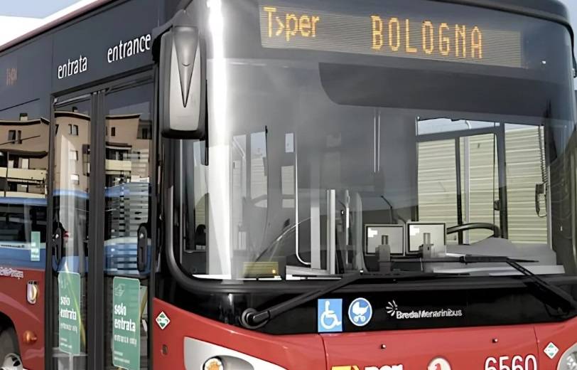 Anche Bologna s'inchina ai diktat Lgbt: ecco l'identità alias per i mezzi pubblici