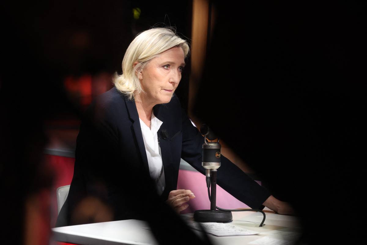 "A rischio la candidatura alle elezioni del 2027". Parte il processo contro Marine Le Pen