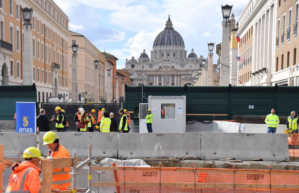 Gli scavi per i lavori del Giubileo a Piazza Pia a Roma