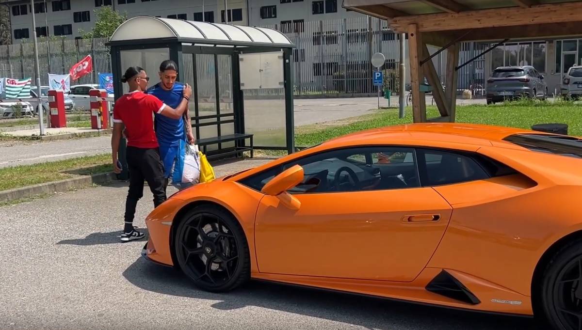 Baby Gang: "La legge italiana non funziona un c...o". E lascia il carcere in Lamborghini