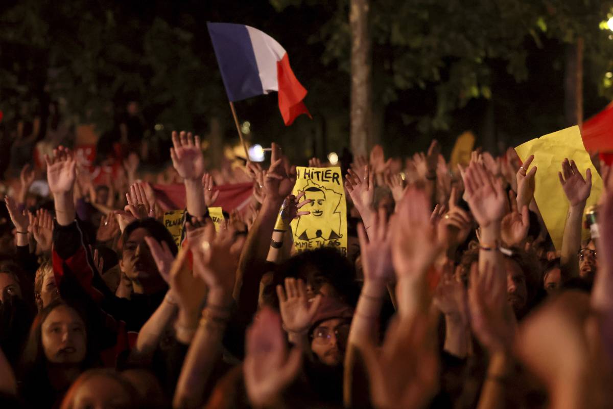Francia, vietata manifestazione contro la destra davanti all'Assemblea. Le Pen: "Rischio Campidoglio"