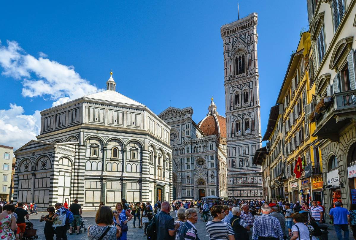 Bagarino nordafricano occupa la postazione dell'artista di strada e poi lo aggredisce