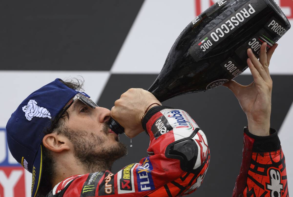 Bagnaia è il kaiser di Germania, quarta vittoria di fila. Martin cade sul più bello