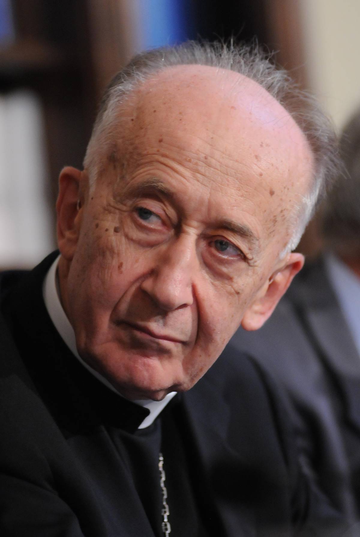 Il cardinal Ruini ricoverato per infarto: "È vigile e stabile"