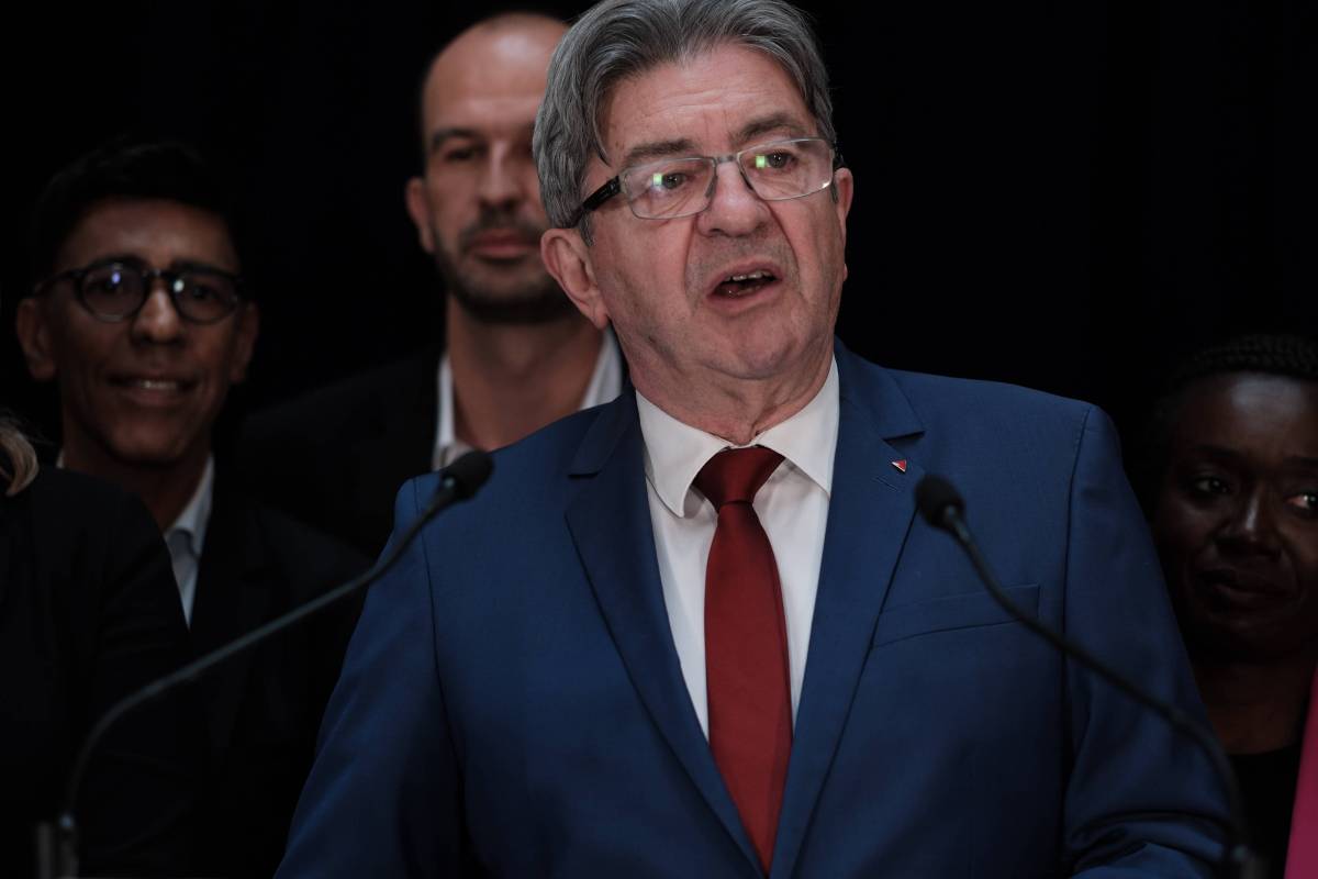 Mélenchon: "Il re s'inchini al Fronte". Le Pen: "Dal presidente circo indegno"